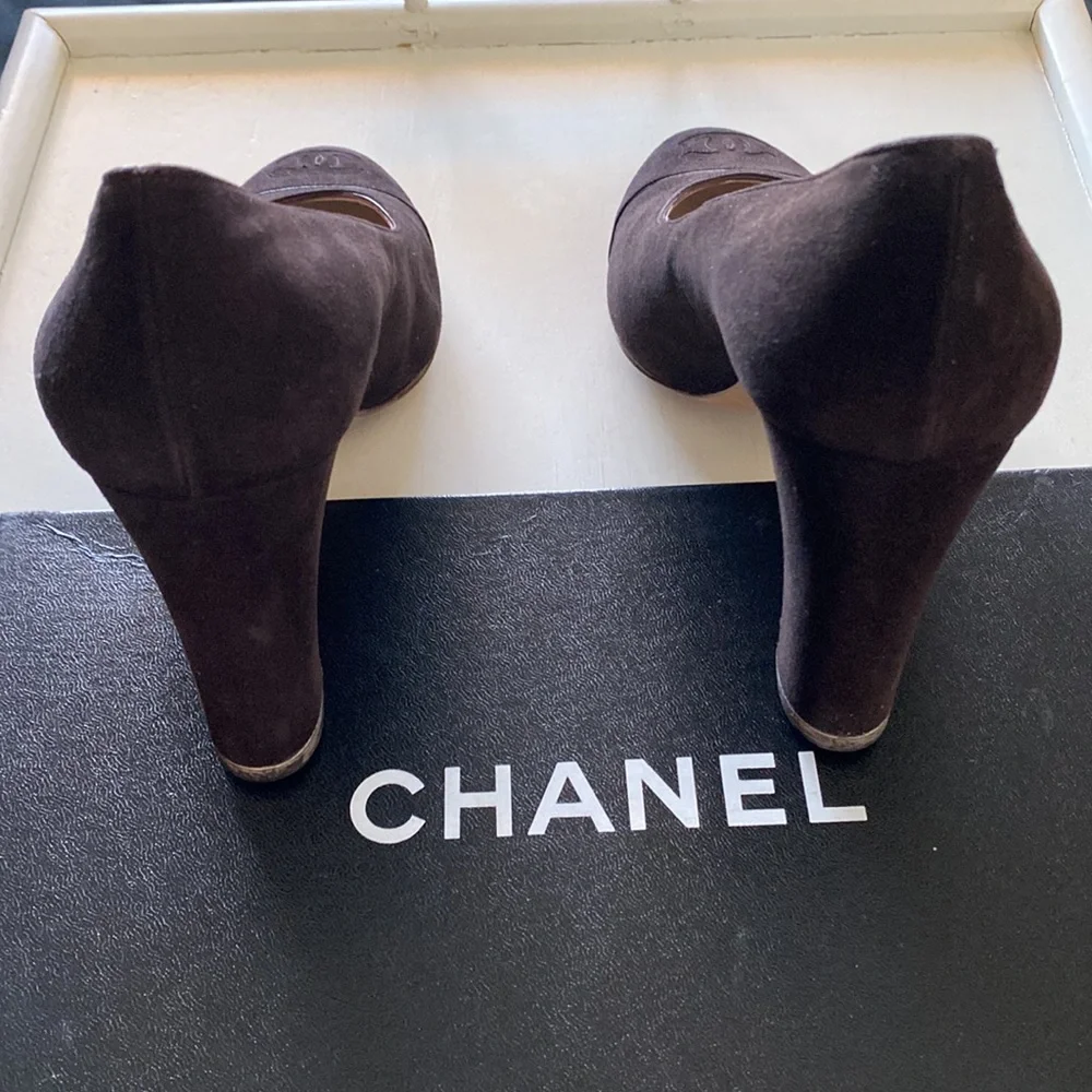 CHANEL Suede Pump in Chocolate Brown - Picture 4 of 9